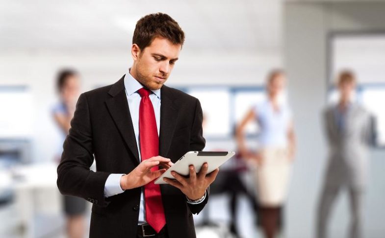 мужчина использует планшет