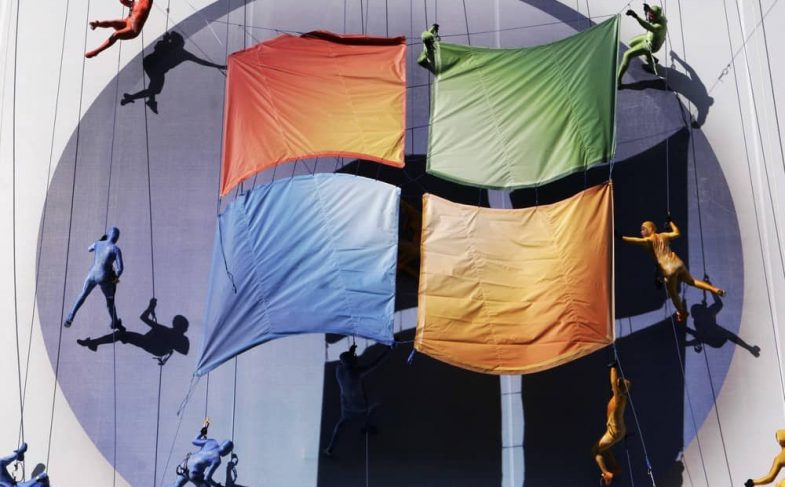 Группа воздушных гимнастов вывешивают логотип Windows Vista на здании в Нью-Йорке 29 января 2007 года