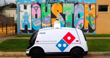 Беспилотный автомобиль Nuro привозит пиццу клиентам в Хьюстоне (Техас)