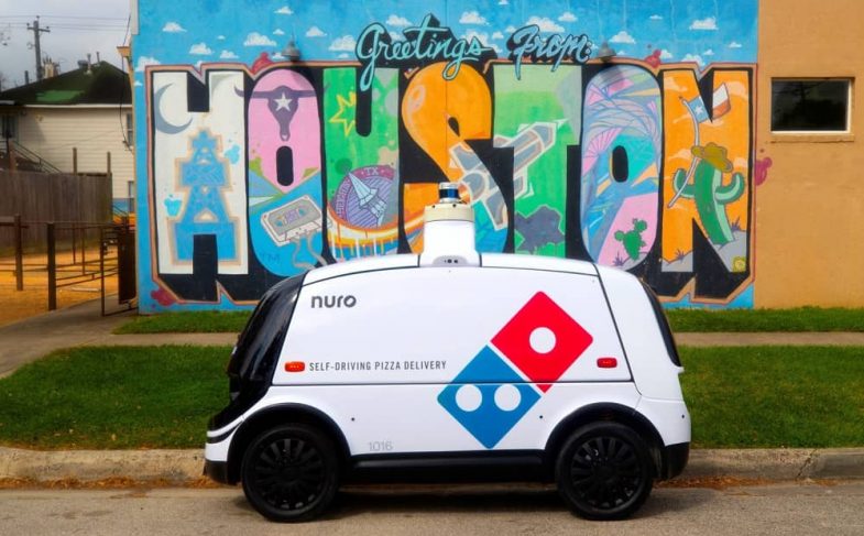 Беспилотный автомобиль Nuro привозит пиццу клиентам в Хьюстоне (Техас)