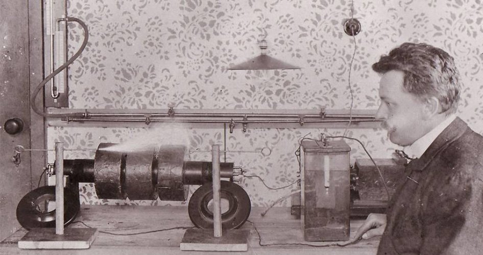 Даниэль Сваровски первым начала использовать электричество для обработки хрусталя