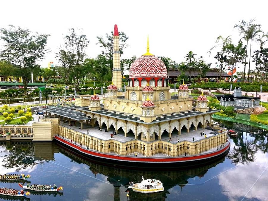 У парках Legoland з цеглинок побудовані міні-копії відомих місць