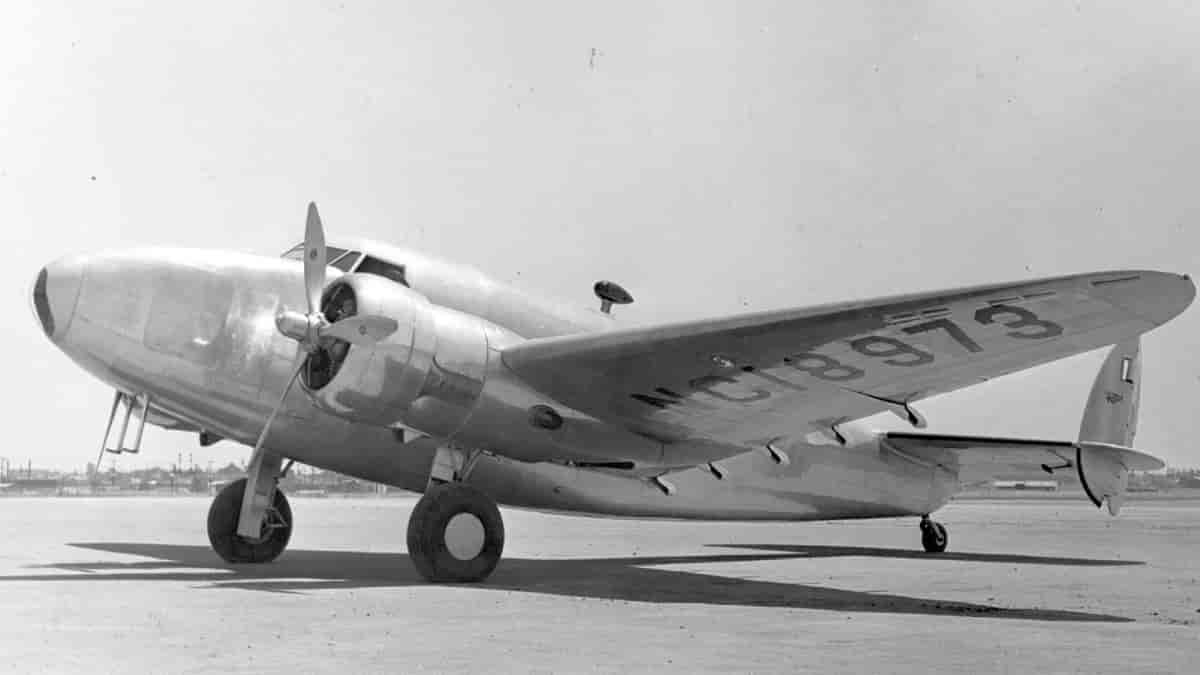 Популярний у 30-х роках двомоторний літак Electra