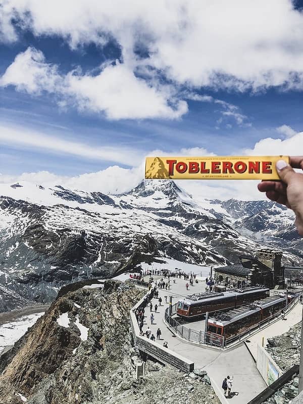 Фото з Toblerone на фоні Маттергорну стало популярною розвагою мандрівників