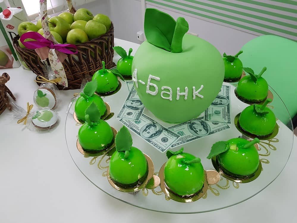 Відкриття нового відділення А-банку в Ужгороді не може обійтися без головного символу — зеленого яблука