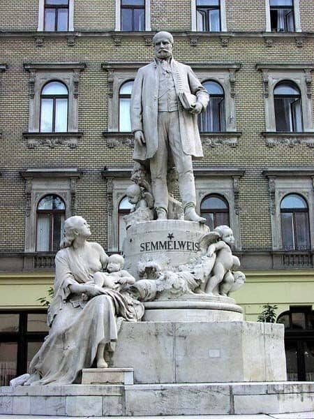 Памятник Земмельвейсу в Будапеште