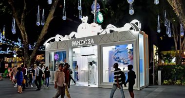 Магазини Pandora є на більшості популряних торгових вулиць світу (на фото — поп-ап магазин у Сингапурі)
