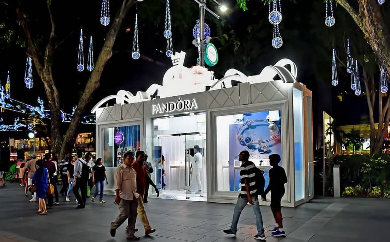 Магазини Pandora є на більшості популряних торгових вулиць світу (на фото — поп-ап магазин у Сингапурі)