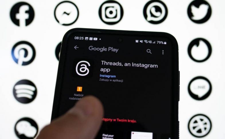 Зображення Threads, застосунку Instagram у магазині додатків з логотипами Twitter, WhatsApp, Instagram та Facebook на задньому плані