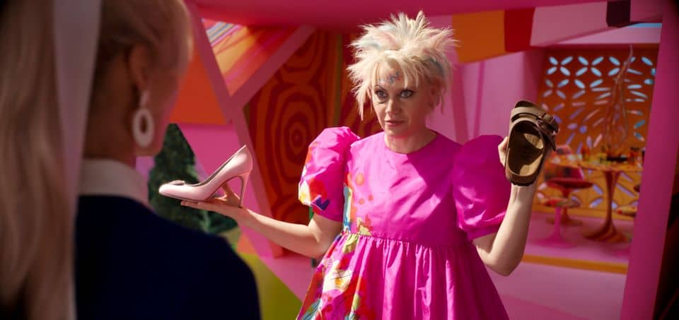 Кадр з фільму «Барбі», де героїня врешті обирає рожеві сандалі замість підборів
