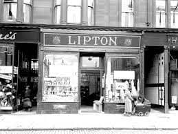 Відкриття кожного магазину Lipton супроводжувалося потужним перформансом