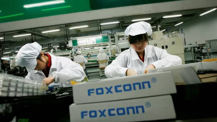 Foxconn, тайванський виробник електроніки, що працює в Китаї, керує найбільшим у світі заводом iPhone у Чженчжоу, яке називають «містом iPh