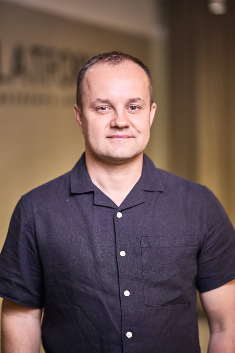 Антон Ковалишин, Senior PR Manager у Raiffeisen Bank, під час зустрічі UK comms club