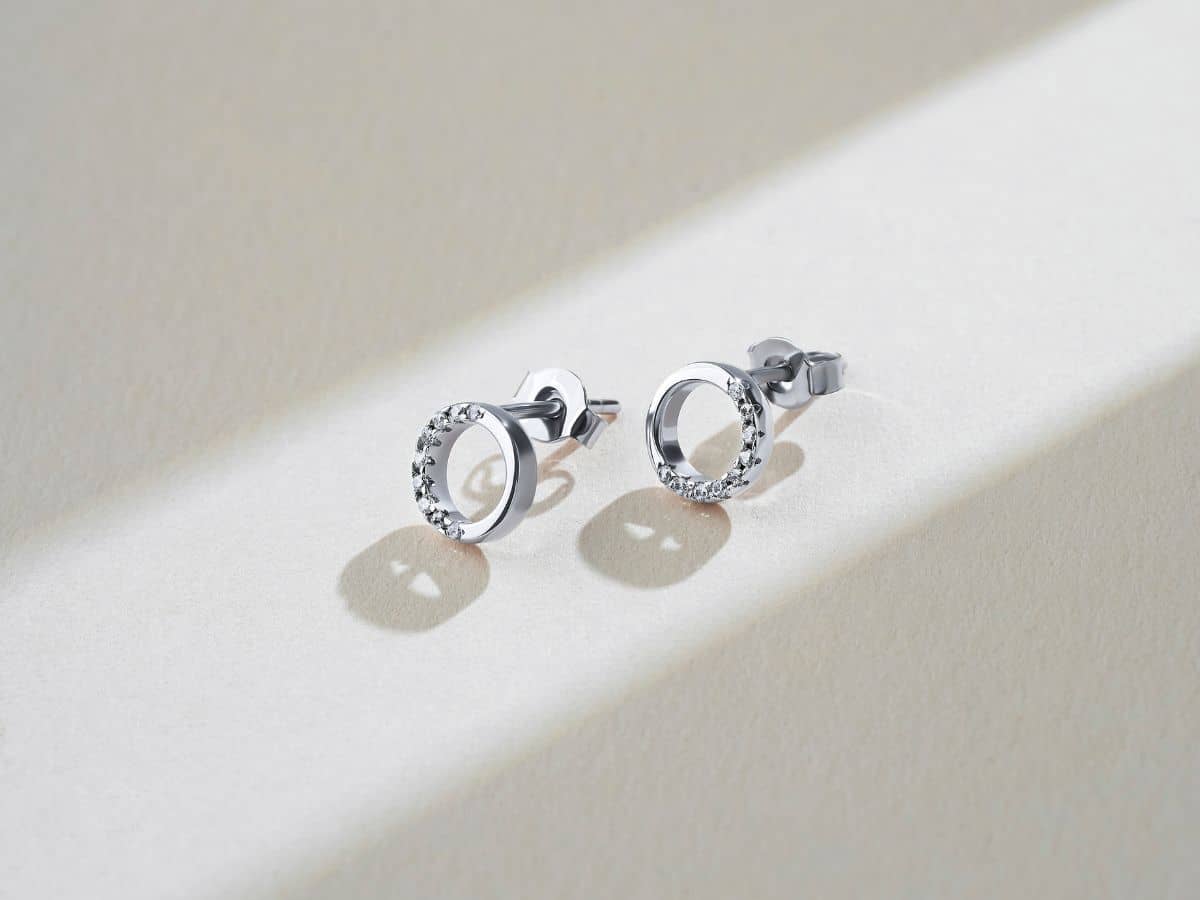 Пусети з білого золота: ідеальні прикраси у стилі «тиха розкіш»