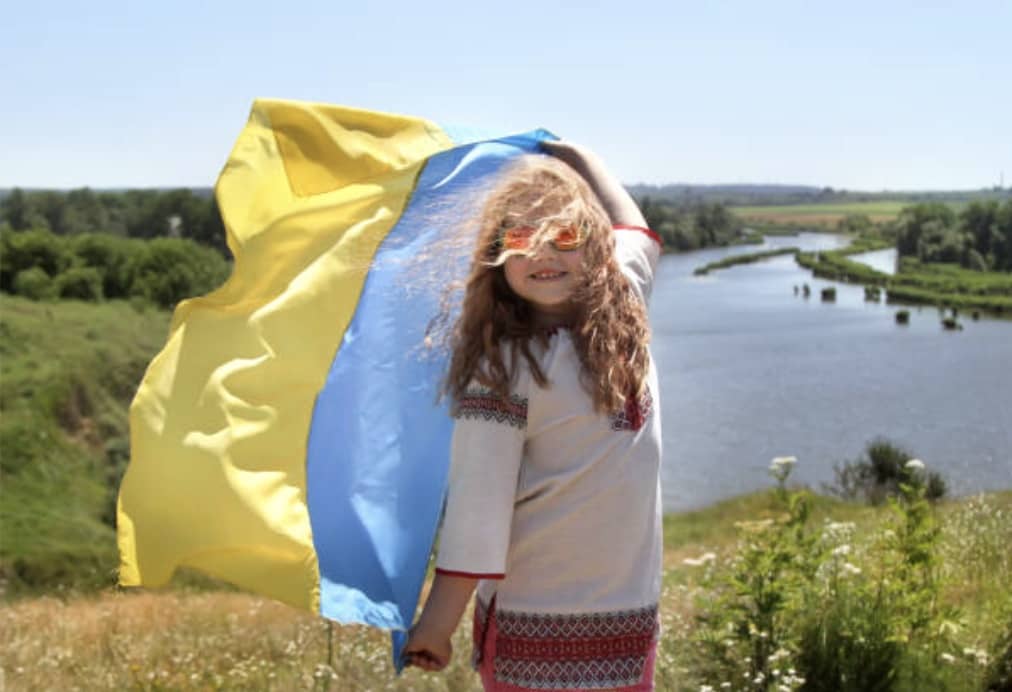 70% українців мають близьких за кордоном: 33% спілкуються з ними постійно, тоді як 19% — не підтримують звʼязок