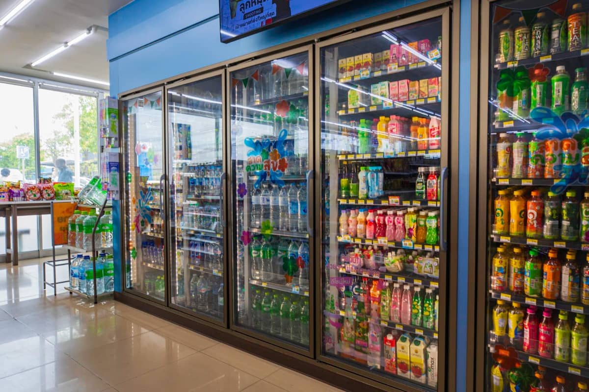 Комплексне оснащення торгових точок: як вибрати холодильне обладнання для ефективного викладення напоїв