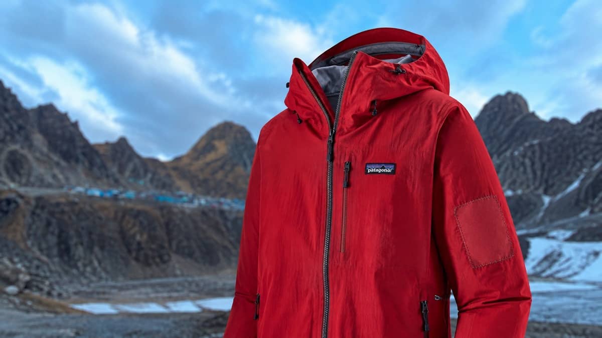 Відремонтована куртка Patagonia з латкою на тлі гір